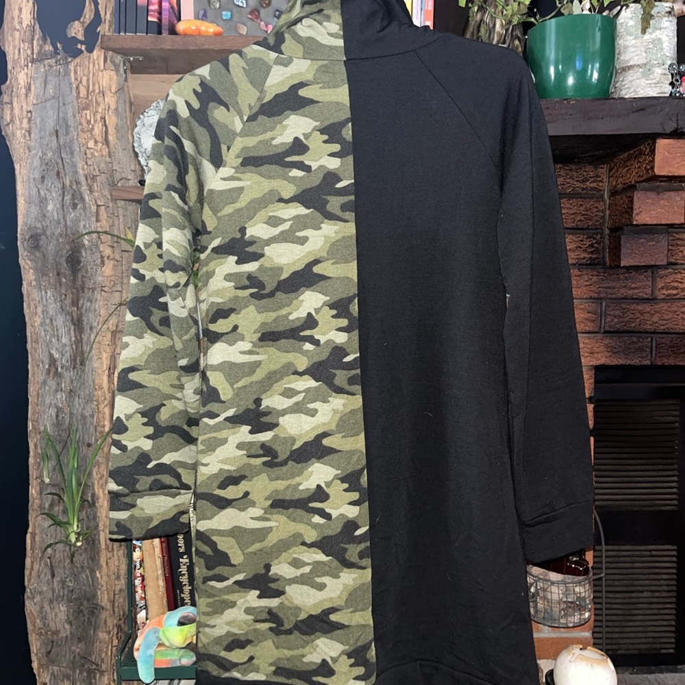 No Boundaries Black and Gray Sweatshirt - Picture 4 of 7